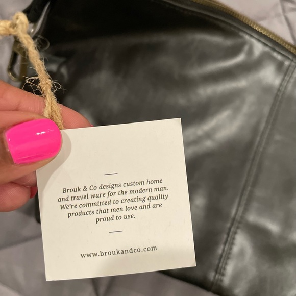 NWT Toiletry case - Picture 4 of 11